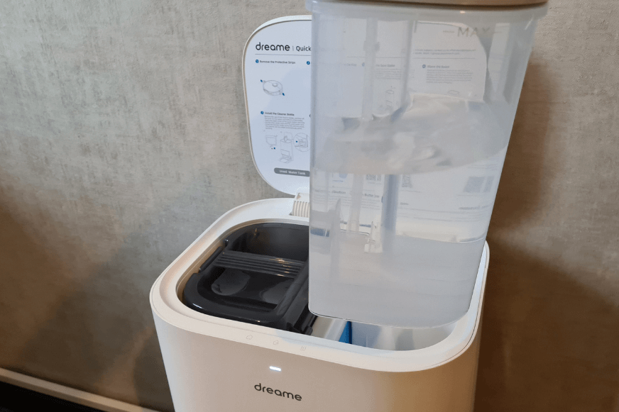 Der Füllstand des Wassertanks der Dreame L10s Ultra Basisstation ist nach einer kompletten Wohnungsreinigung zu sehen.